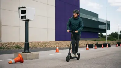 Hjelmklædt fører passerer en fartmåler på en lukket bane